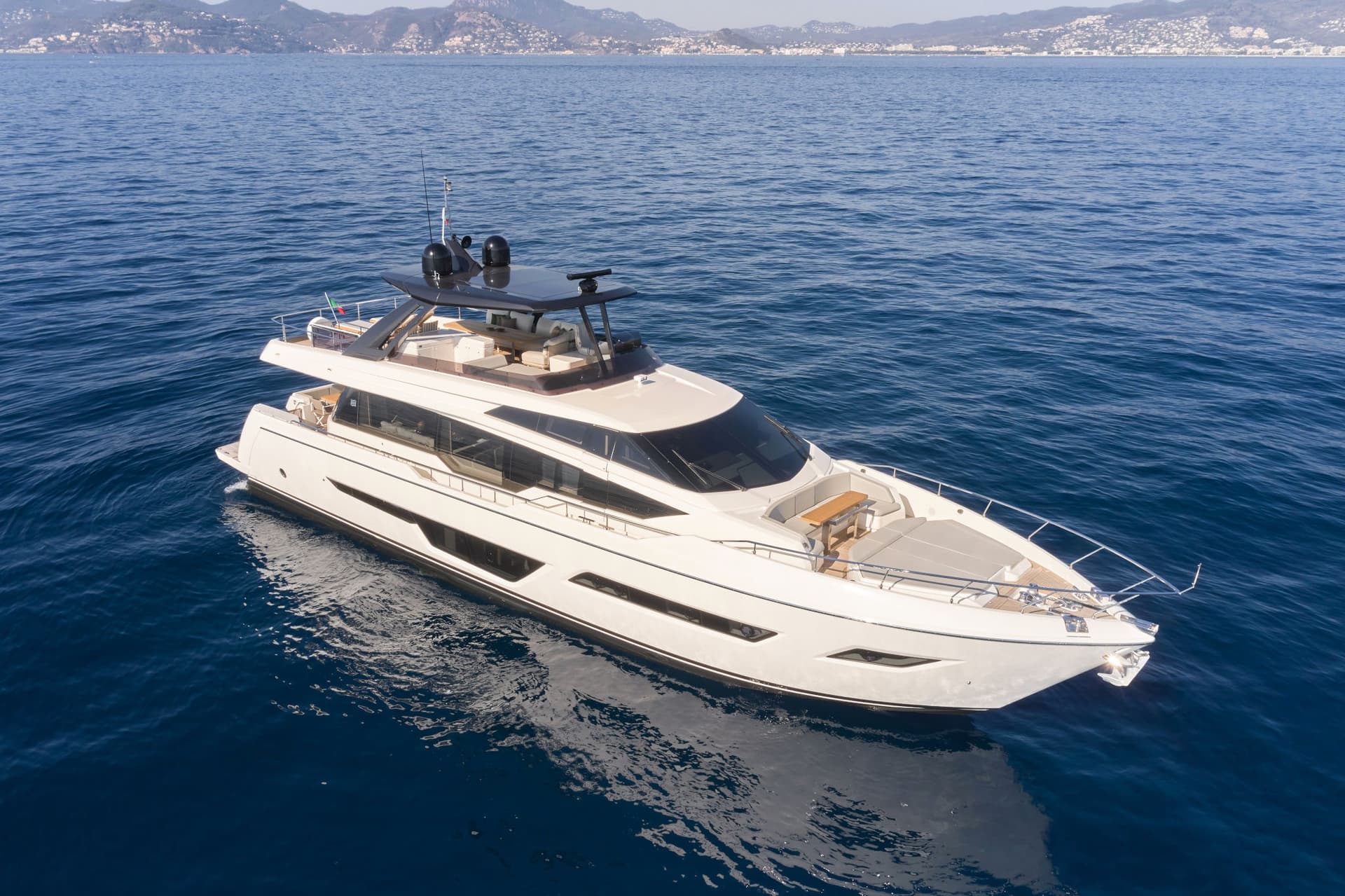 Ferretti Yachts FERRETTI 780 usato - foto hero 2