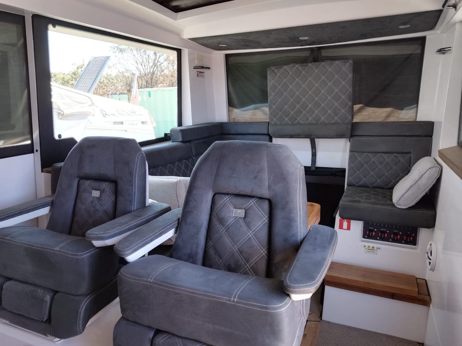 Axopar 37 Xc Cross Cabin - Deck View Axopar 37 Xc Cross Cabin - Deck View