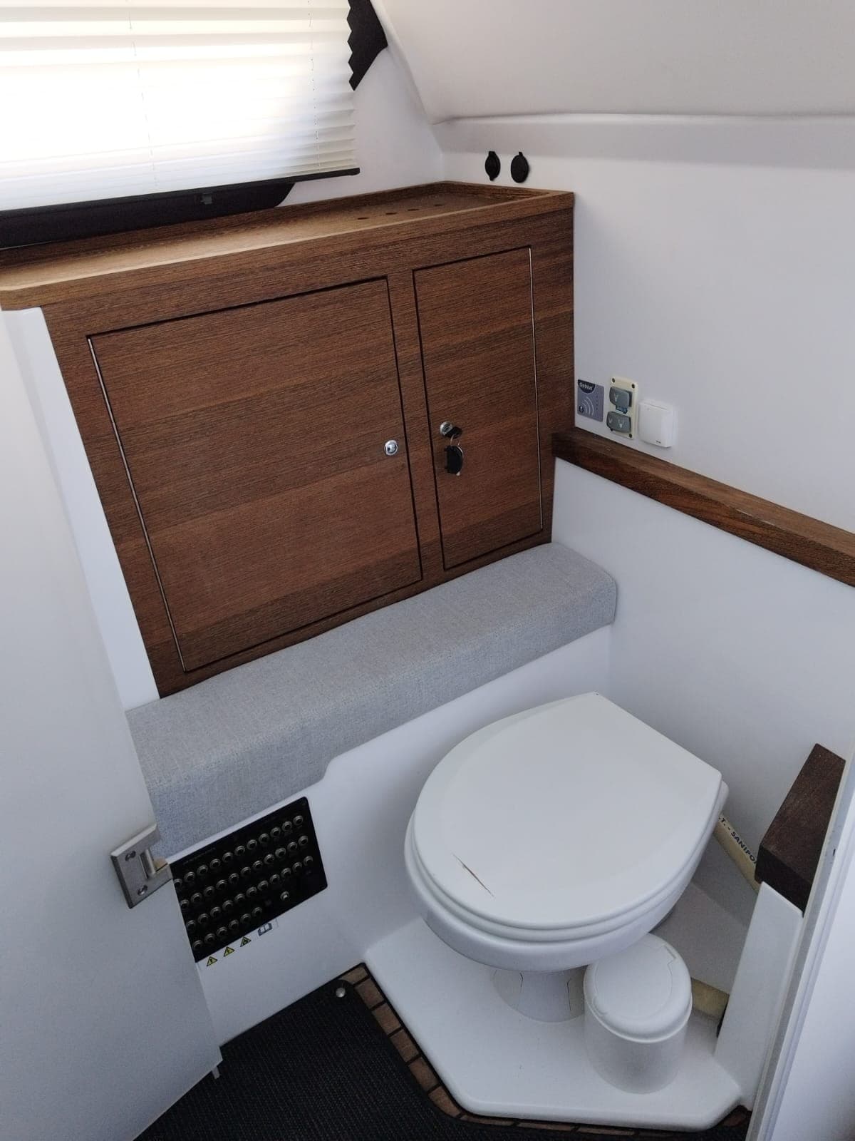 Axopar 37 XC Cross Cabin used - hero image 13