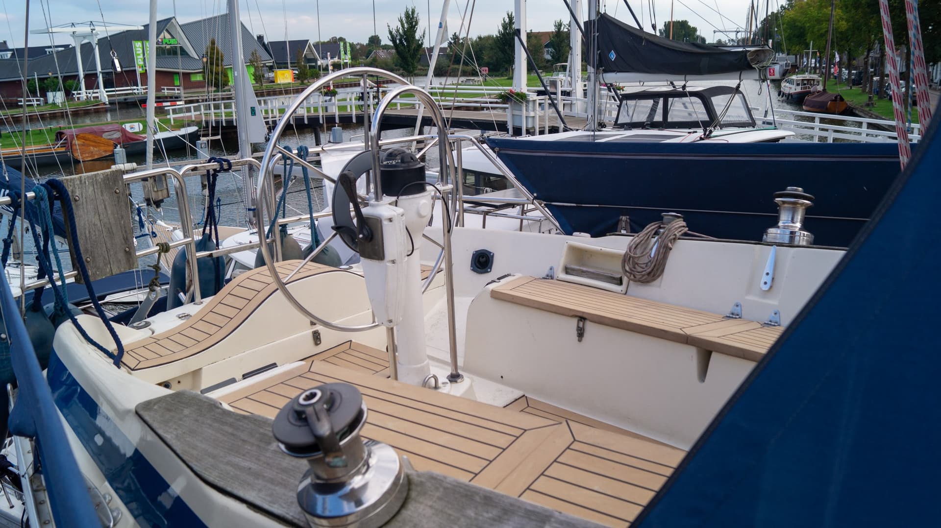 Bavaria 38 - Deck View Bavaria 38 - Deck View