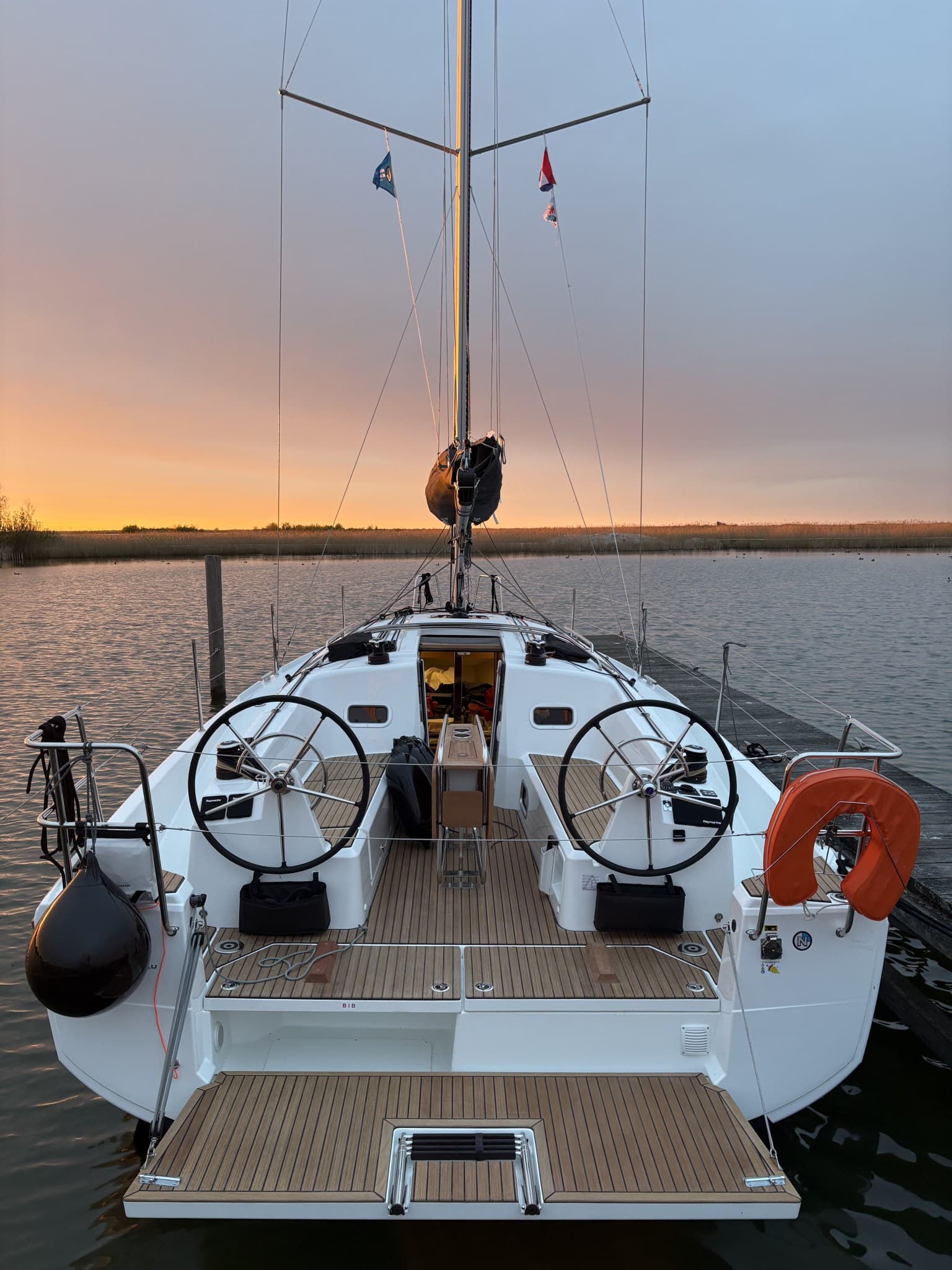 Jeanneau Sun Odyssey 350 - Deck View Jeanneau Sun Odyssey 350 - Deck View