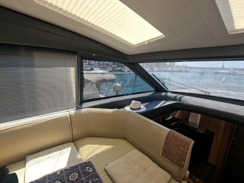 Princess Yachts V 48 Deck Saloon (3. cabin layout) usato - foto hero 18