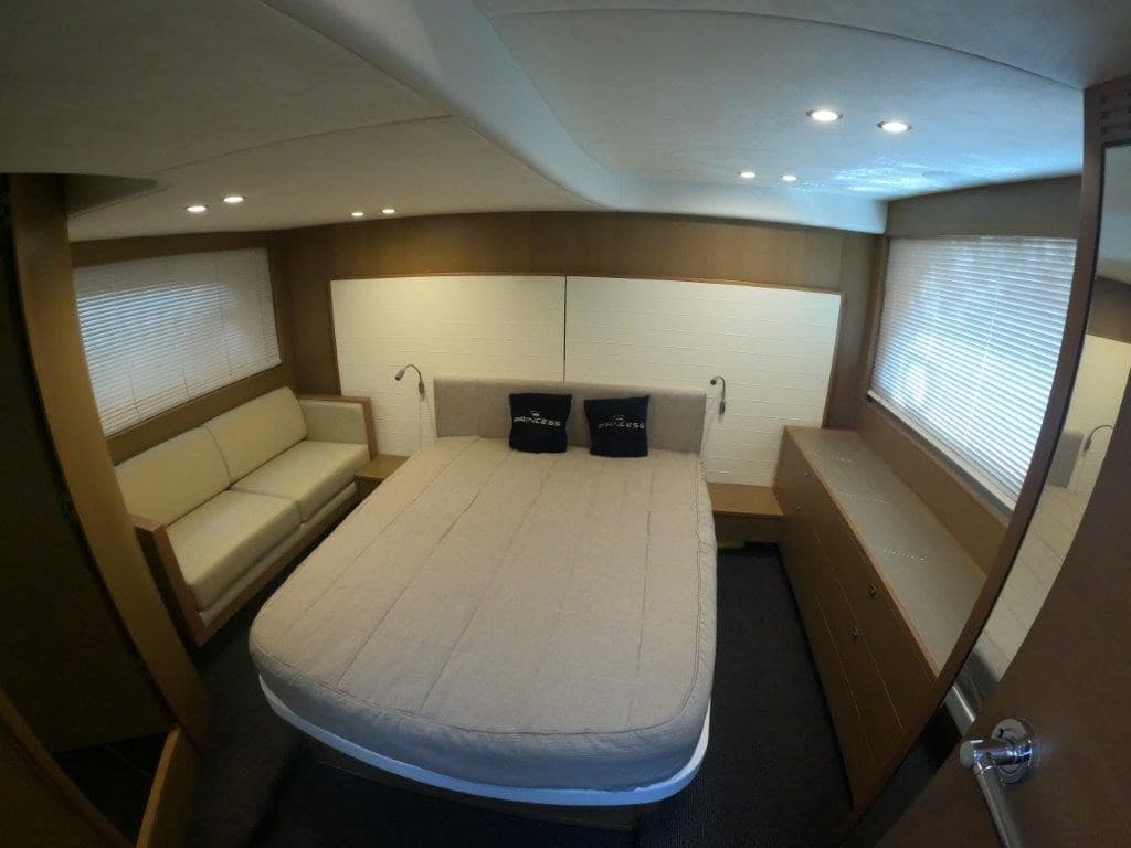 Princess Yachts V 48 Deck Saloon (3. Cabin Layout) - Deck View Princess Yachts V 48 Deck Saloon (3. Cabin Layout) - Deck View