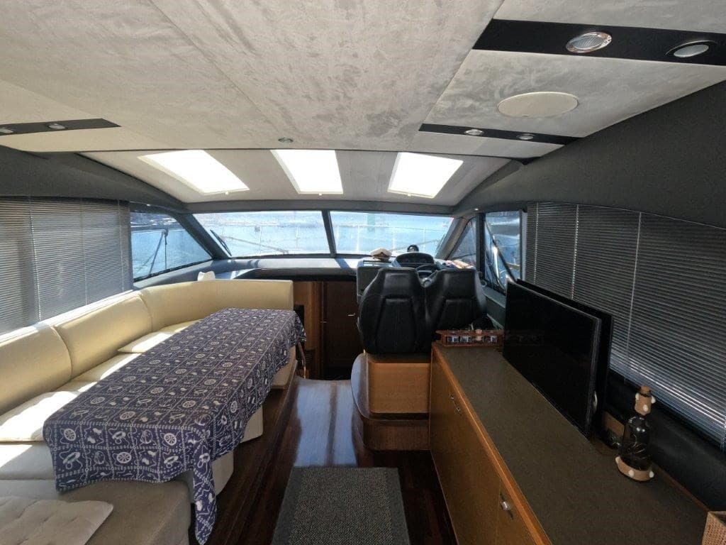 Princess Yachts V 48 Deck Saloon (3. cabin layout) usato - foto hero 22