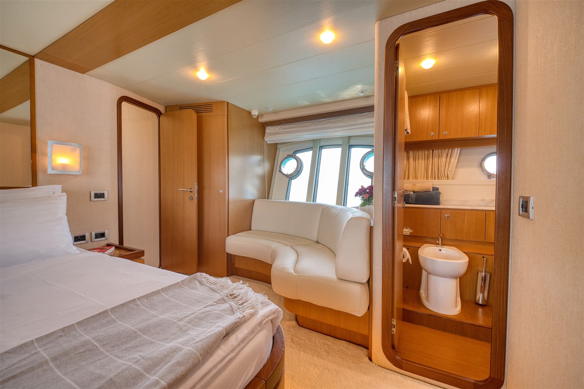Ferretti Yachts 681 usato - foto hero 20