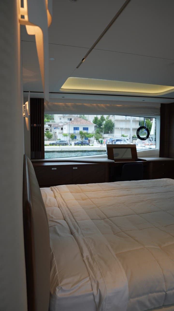 Princess Yachts Y95 usato - foto hero 23