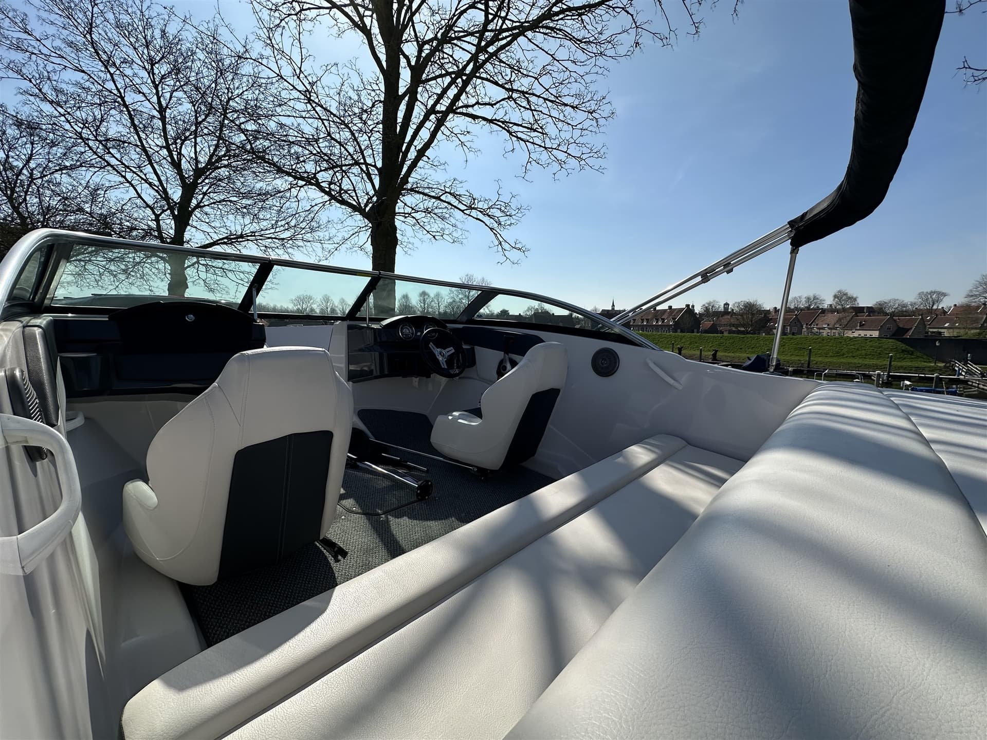 Four Winns 19 Freedom - Interior View Four Winns 19 Freedom - Interior View