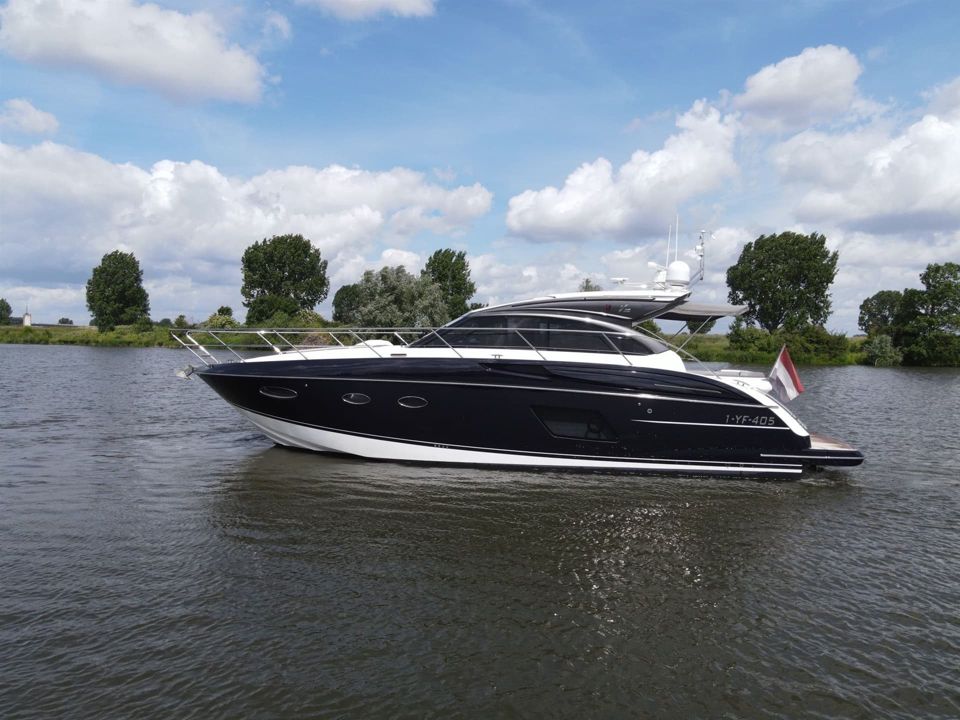 Princess Yachts V 48 - Deck View Princess Yachts V 48 - Deck View