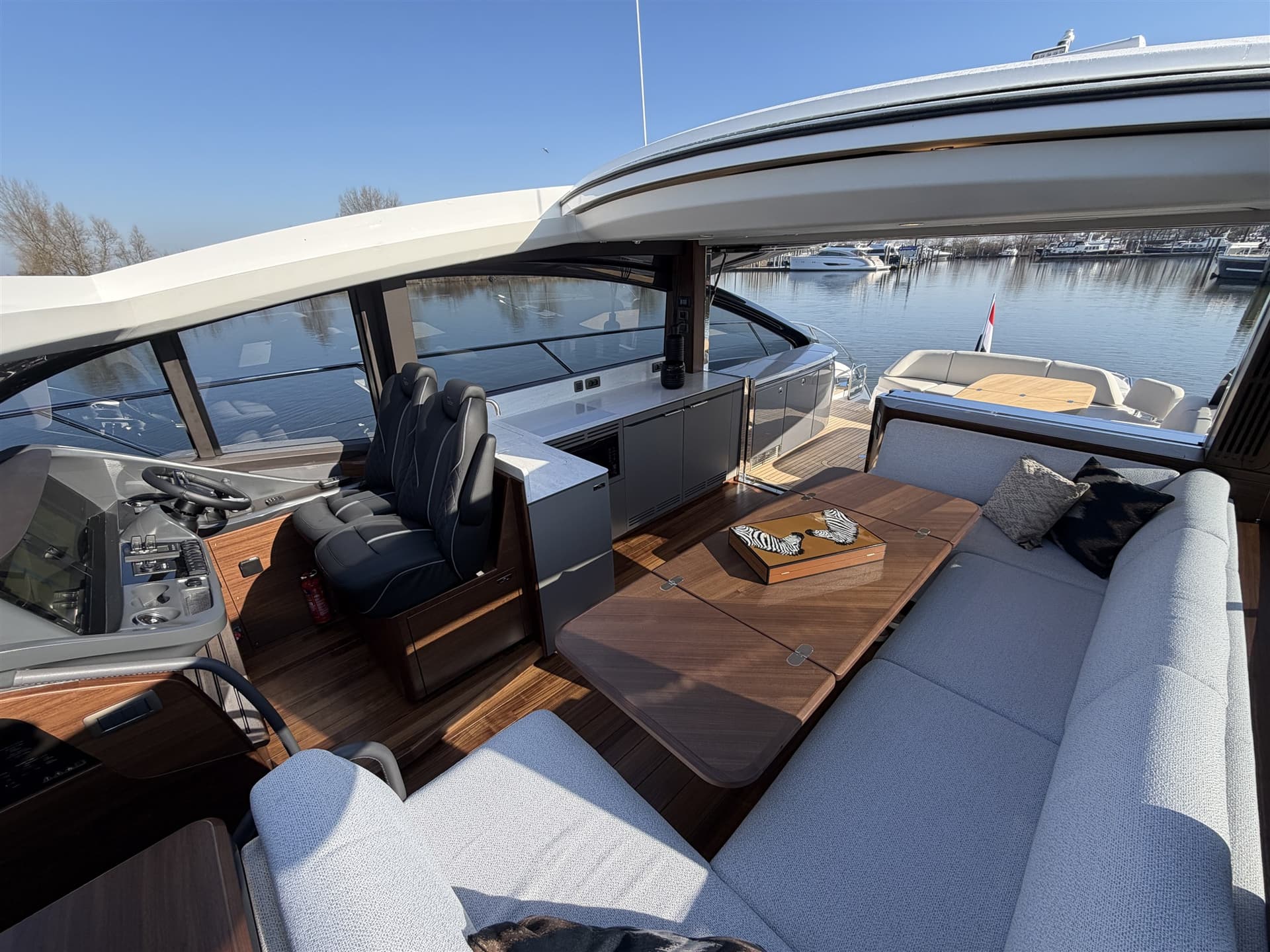 Princess Yachts V55 usato - foto hero 14