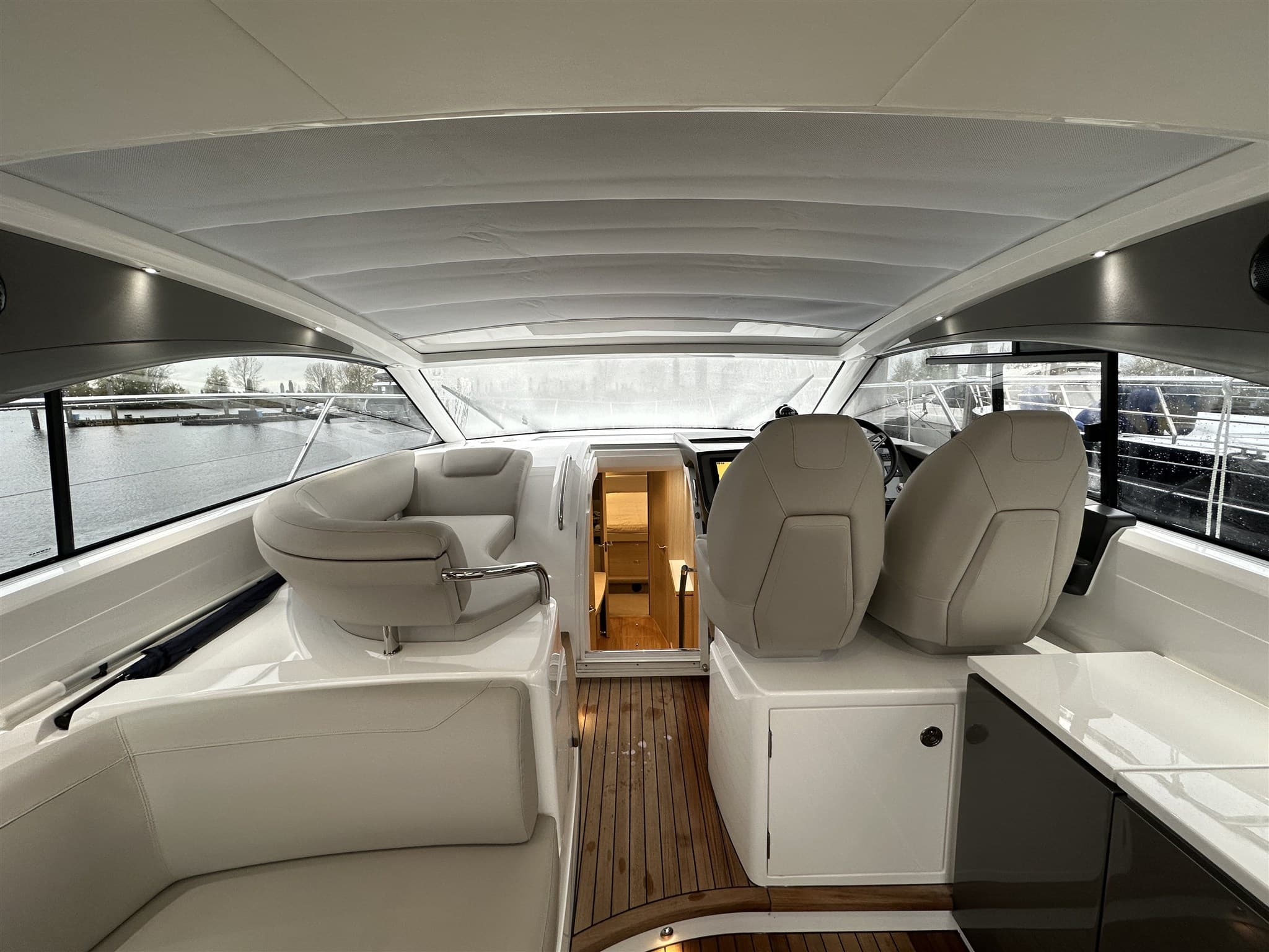 Princess Yachts V40 - Deck View Princess Yachts V40 - Deck View