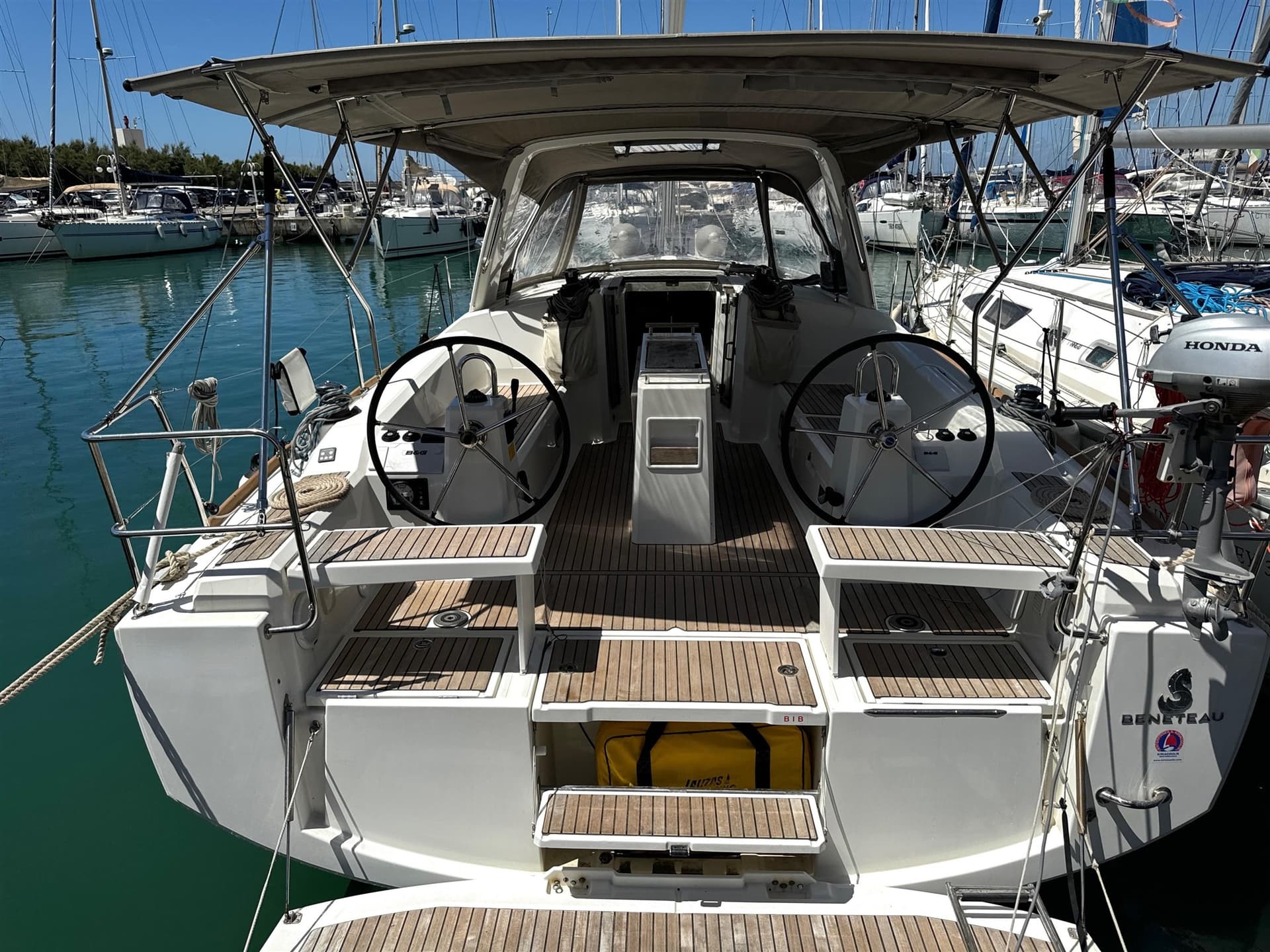 Beneteau Oceanis 38.1 - Deck View Beneteau Oceanis 38.1 - Deck View