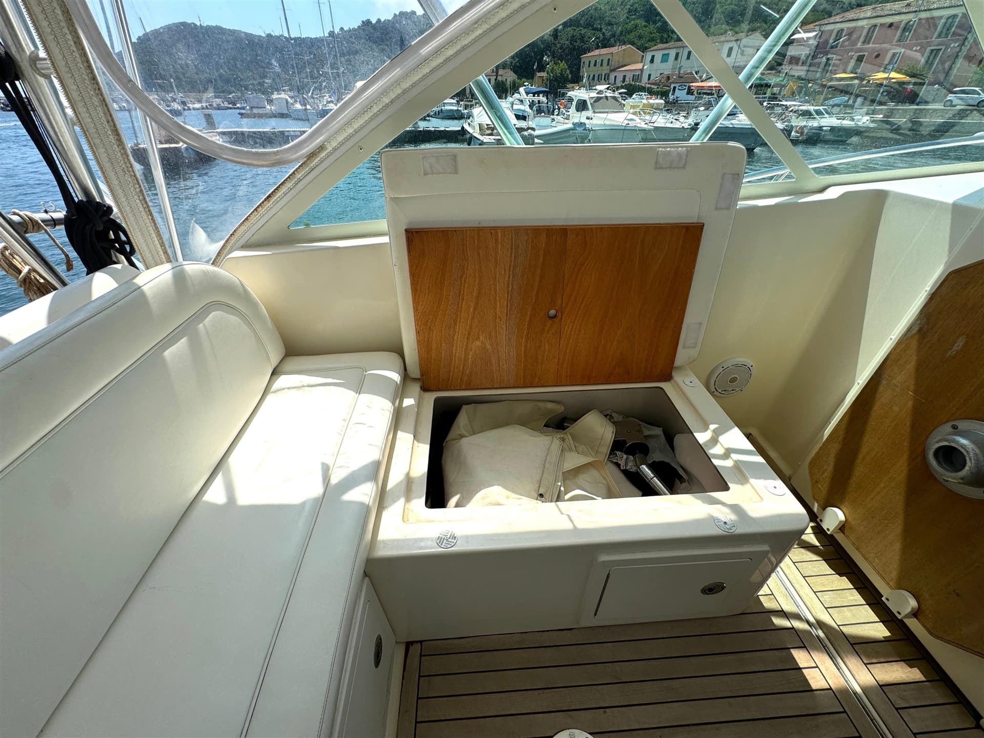 Carolina Classic 32 - Interior View Carolina Classic 32 - Interior View