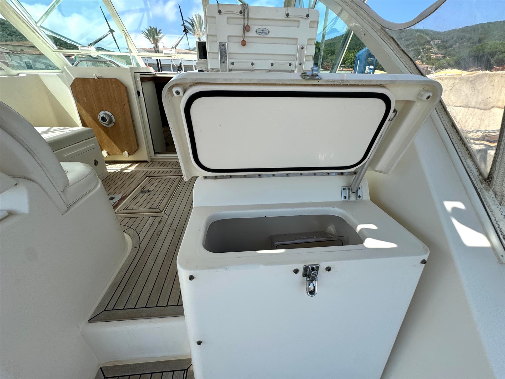 Carolina Classic 32 - Detail View 1 Carolina Classic 32 - Detail View 1