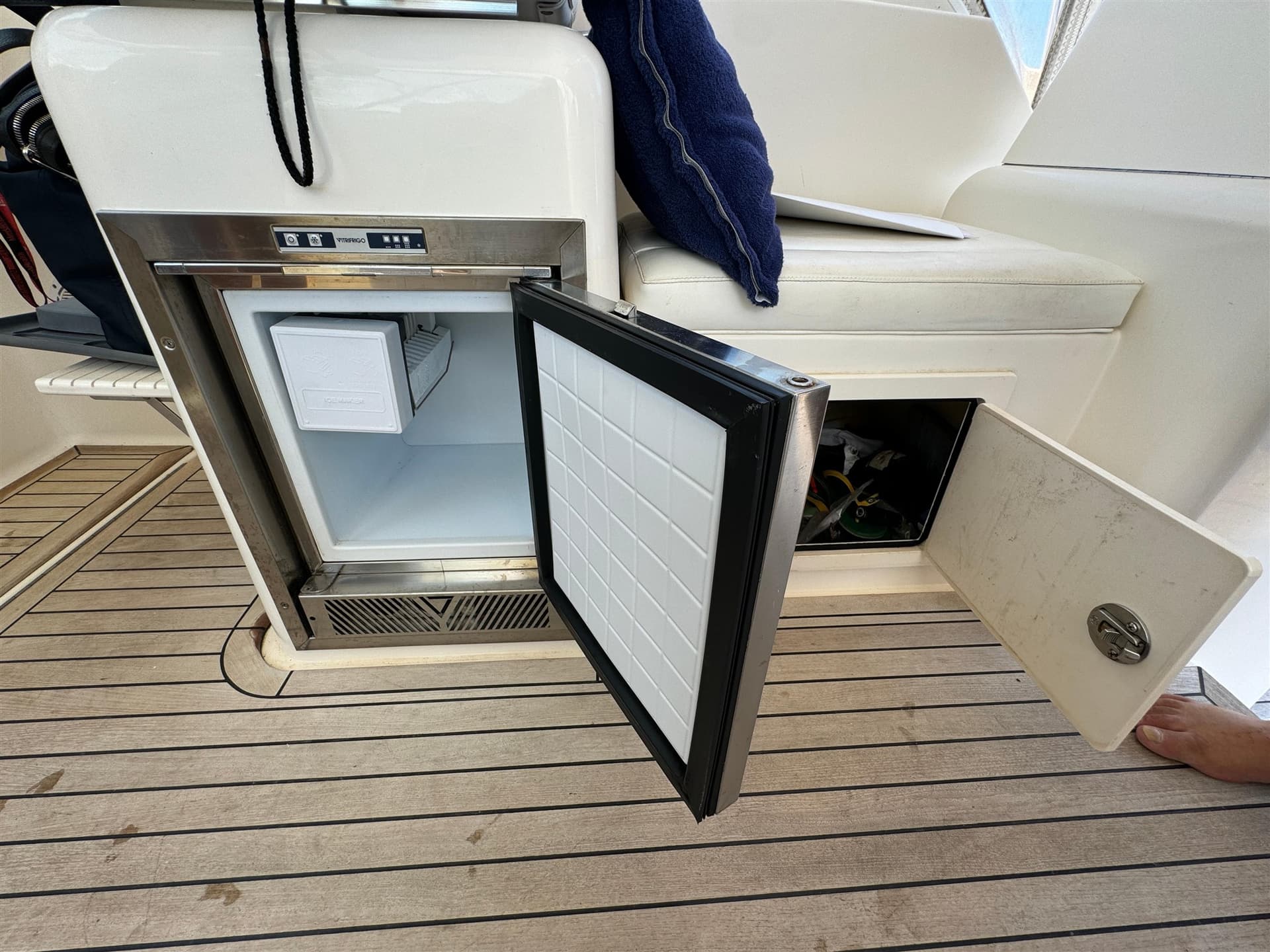 Carolina Classic 32 - Deck View Carolina Classic 32 - Deck View