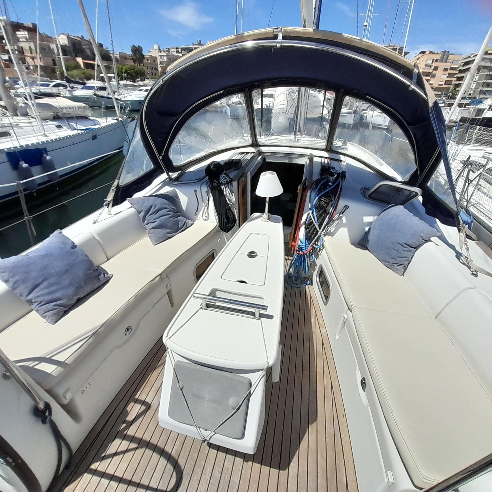 Beneteau Oceanis 43 - Deck View Beneteau Oceanis 43 - Deck View