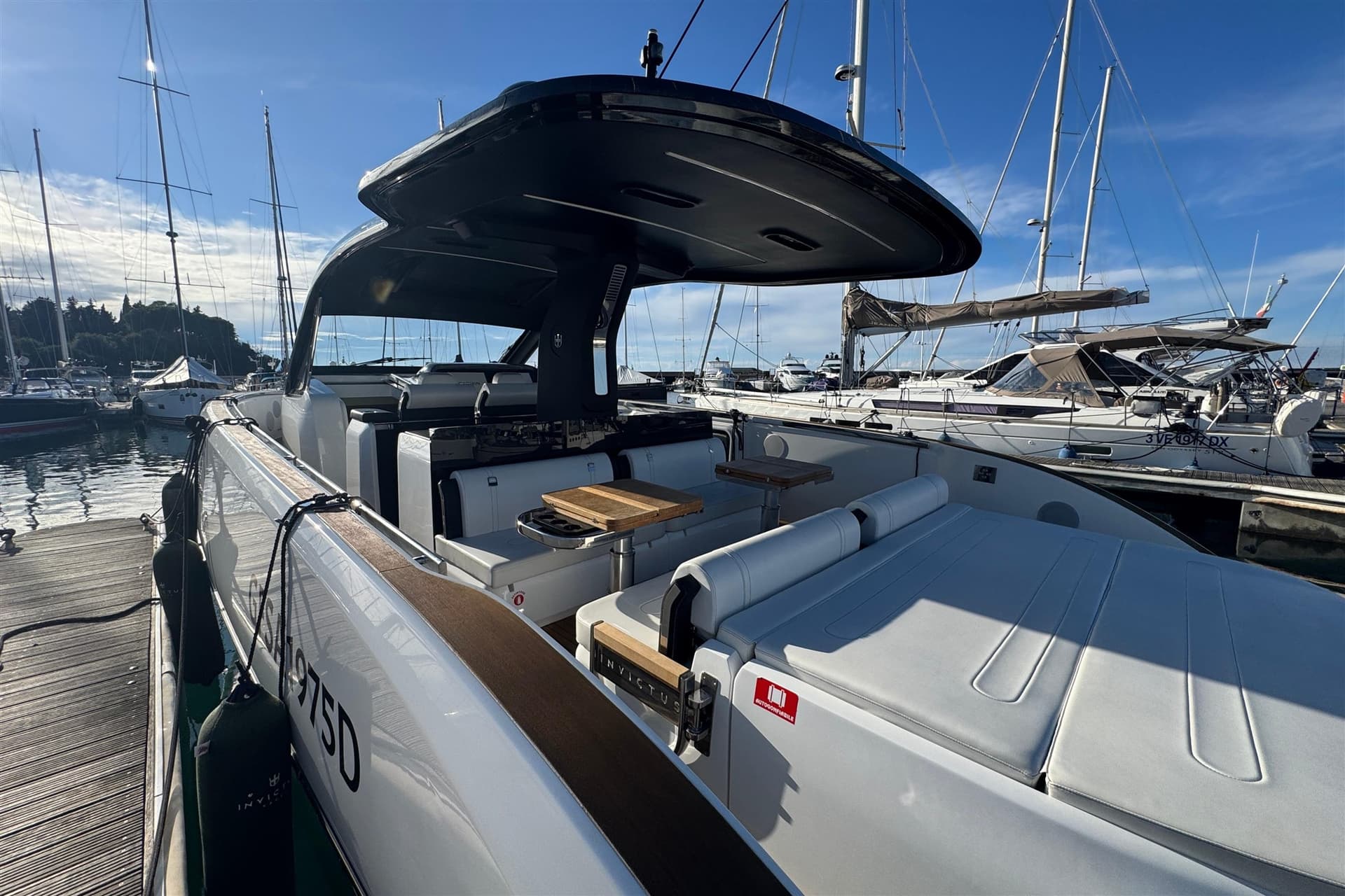 Invictus Tt420 - Deck View Invictus Tt420 - Deck View