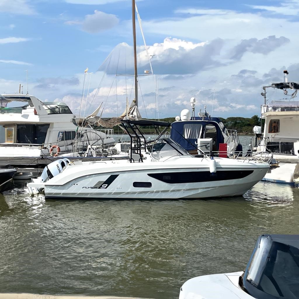 Beneteau Flyer 9 Sundeck - Main View Beneteau Flyer 9 Sundeck - Main View