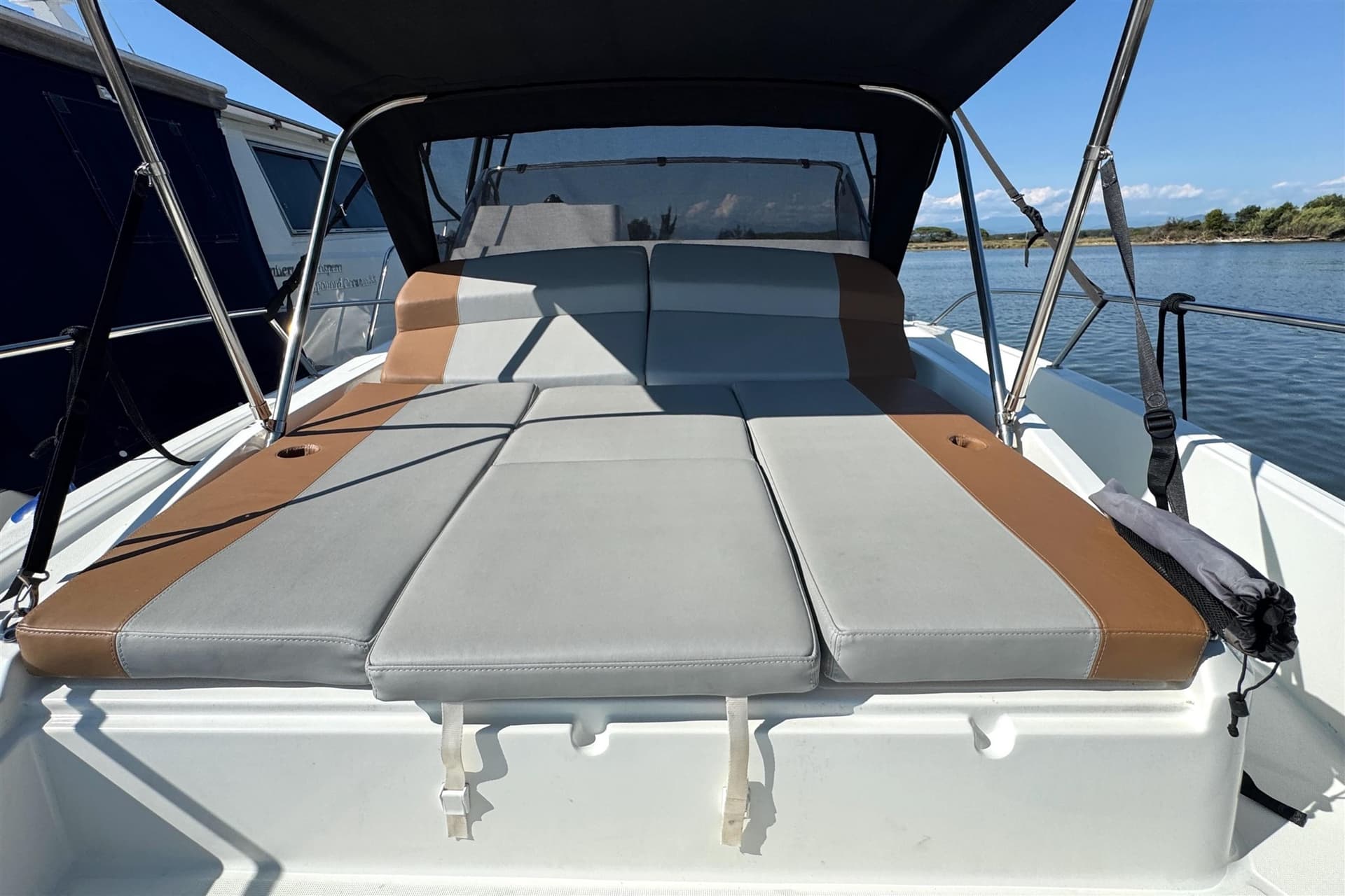 Beneteau Flyer 9 Sundeck - Deck View Beneteau Flyer 9 Sundeck - Deck View