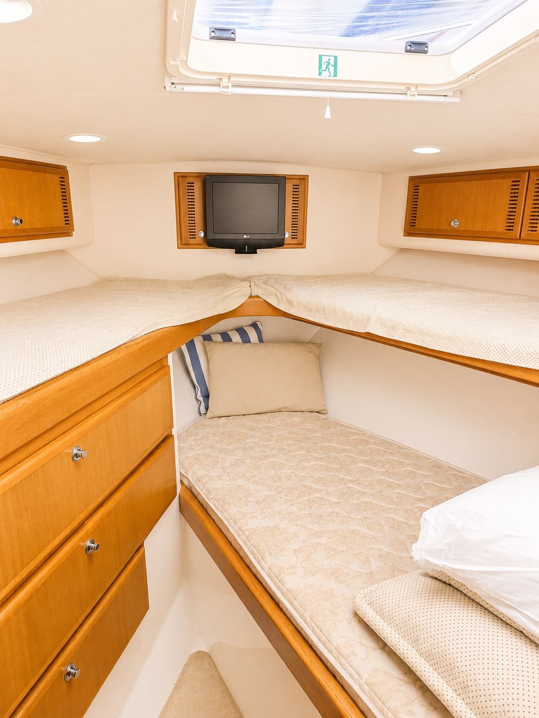 Cabo Yachts 43 Flybridge gebraucht - Hauptbild 11