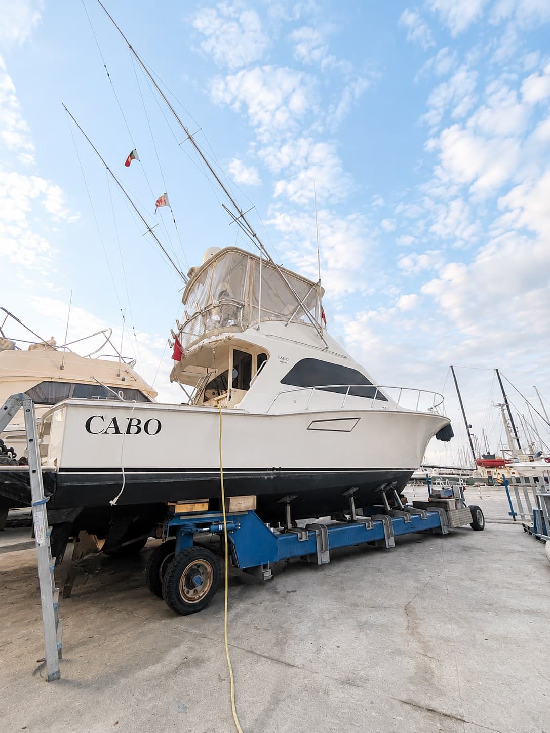 Cabo Yachts 43 Flybridge gebraucht - Hauptbild 2