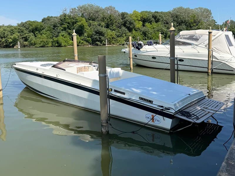 Cigarette R.T. 35 Awesome - Main View Cigarette R.T. 35 Awesome - Main View