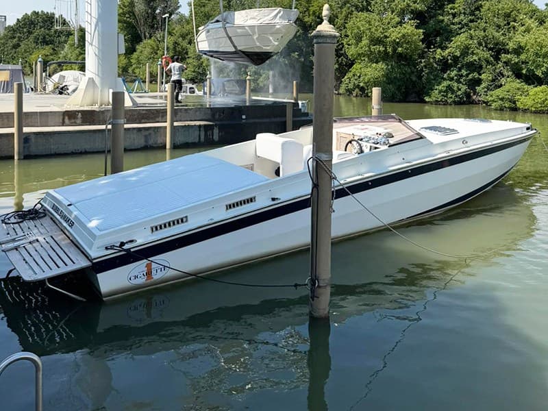 Cigarette R.T. 35 Awesome - Detail View 1 Cigarette R.T. 35 Awesome - Detail View 1