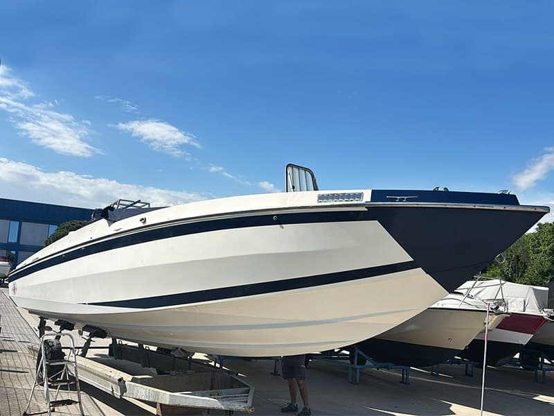 Cigarette R.T. 35 Awesome - Deck View Cigarette R.T. 35 Awesome - Deck View