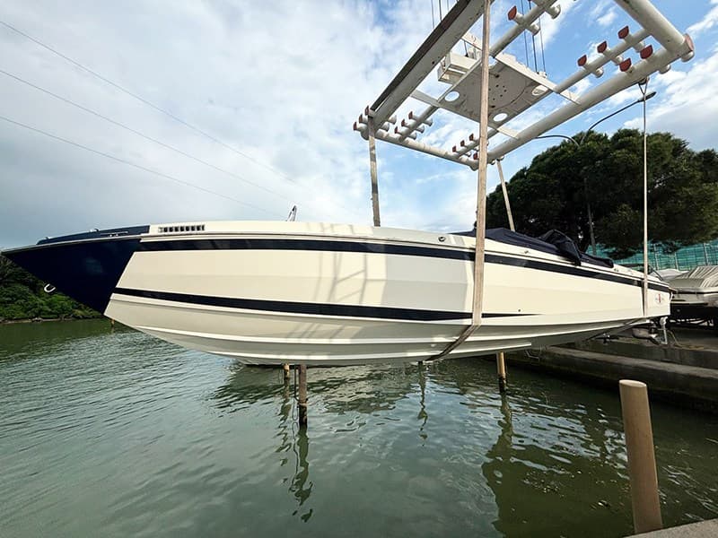 Cigarette R.T. 35 Awesome - Interior View Cigarette R.T. 35 Awesome - Interior View