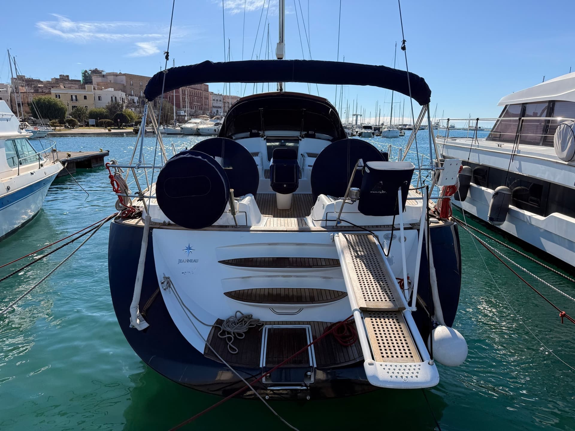 Jeanneau Sun Odyssey 54 Ds - Deck View Jeanneau Sun Odyssey 54 Ds - Deck View