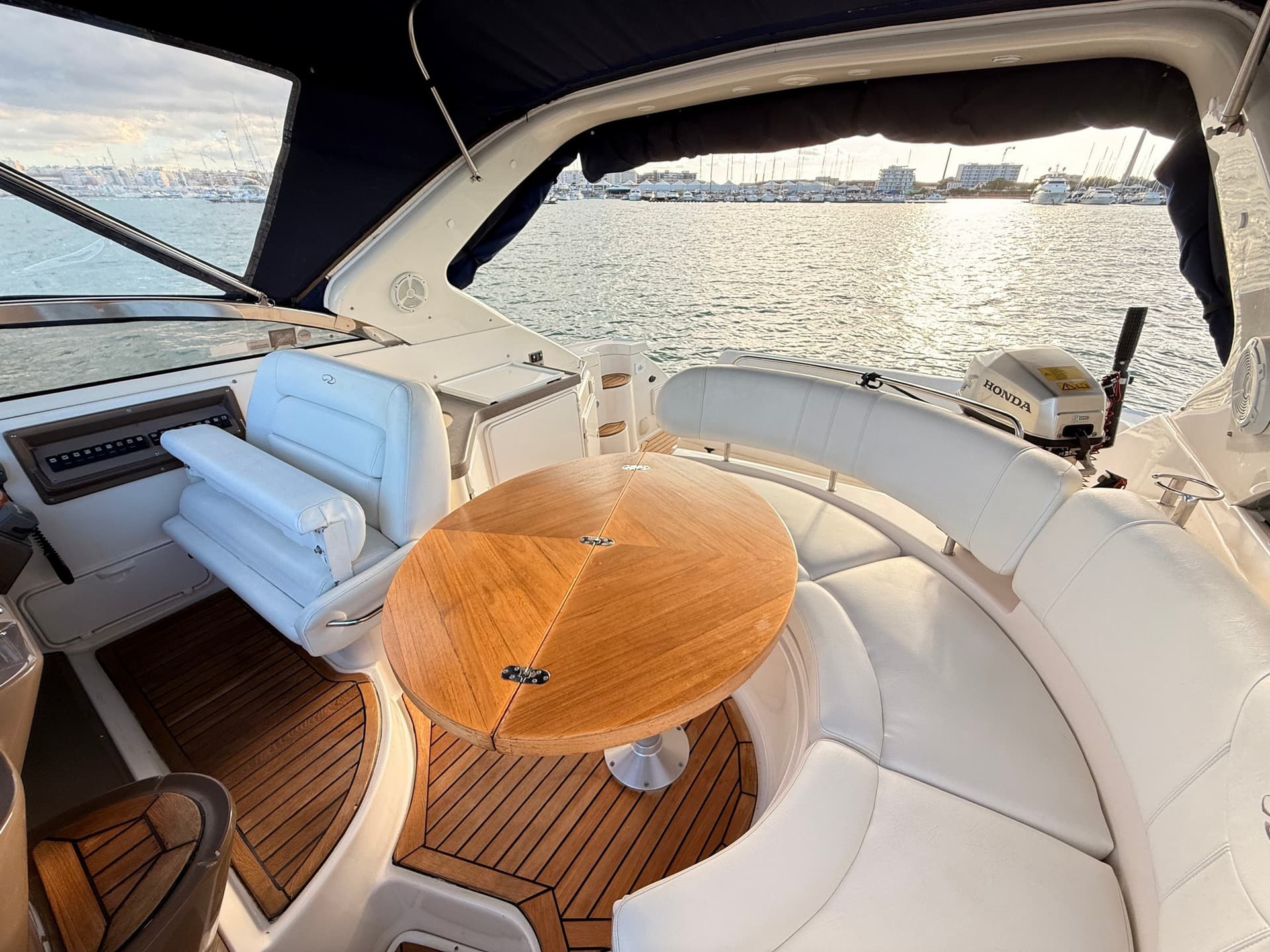 Regal Marine COMMODORE 3560 d'occasion - image hero 10