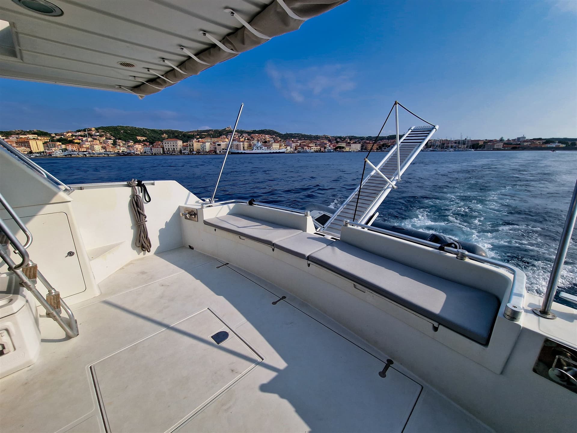 Mochi Craft 44 Fly - Deck View Mochi Craft 44 Fly - Deck View