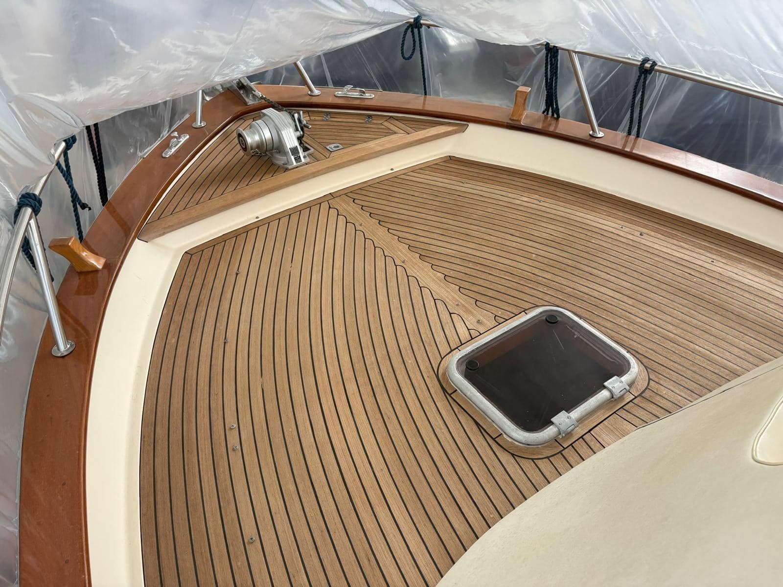 Apreamare Aprea 750 Midcabin - Detail View 1 Apreamare Aprea 750 Midcabin - Detail View 1