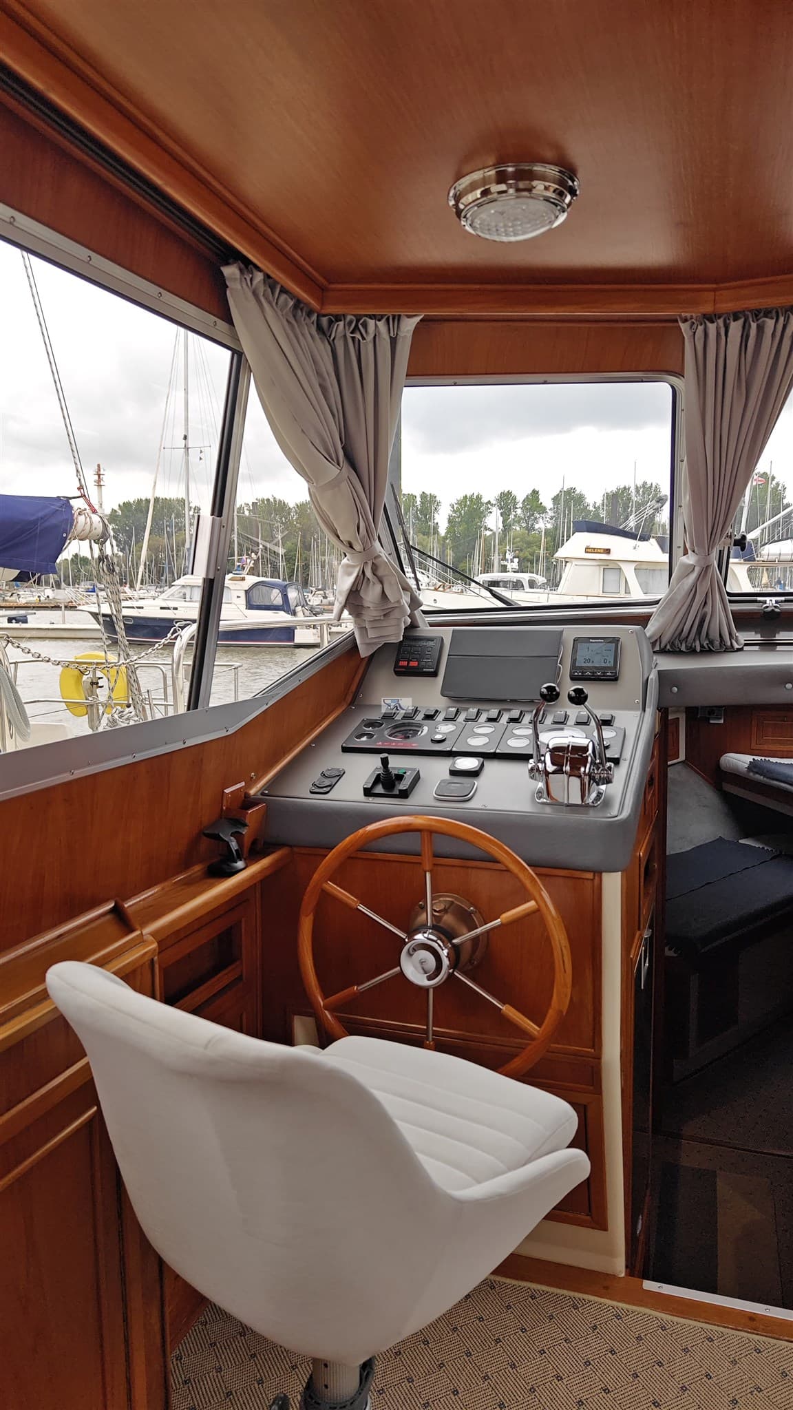 Holland Boat Atlantic 37 Fly - Deck View Holland Boat Atlantic 37 Fly - Deck View