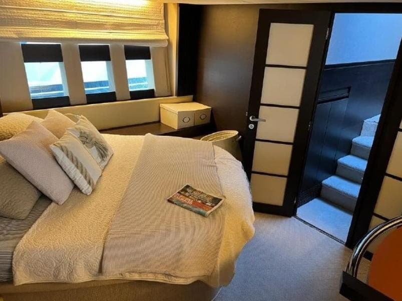 Azimut 62S used - hero image 7