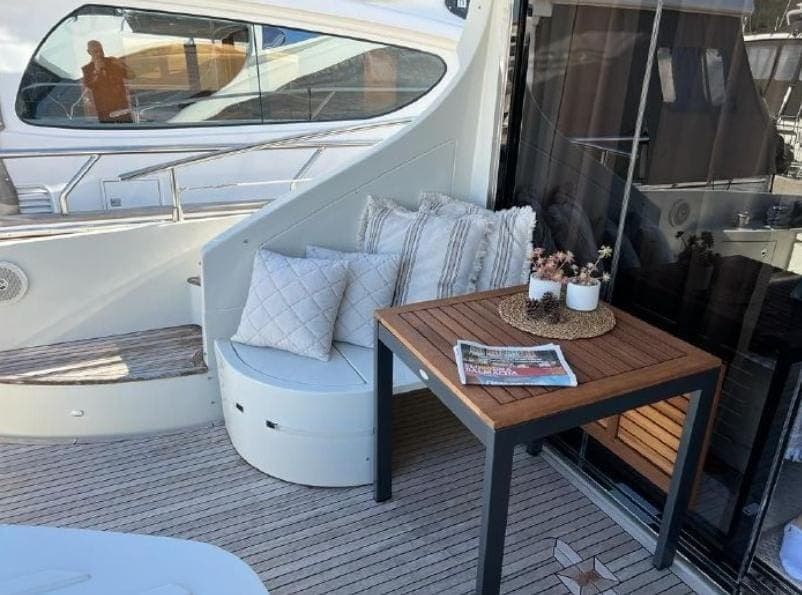 Azimut 62s used - detail 4