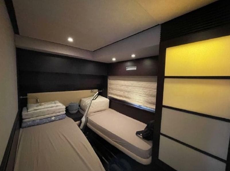 Azimut 62S used - hero image 9