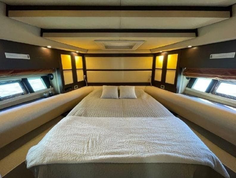 Azimut 62S used - hero image 8