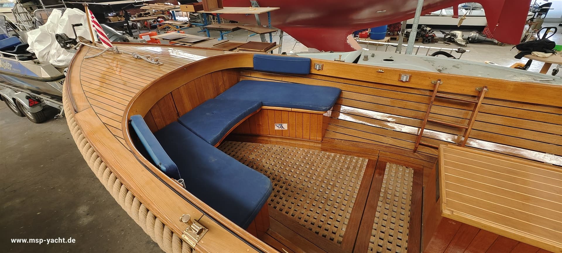 Custom Line Tuckerboot 7,40m - Deck View Custom Line Tuckerboot 7,40m - Deck View