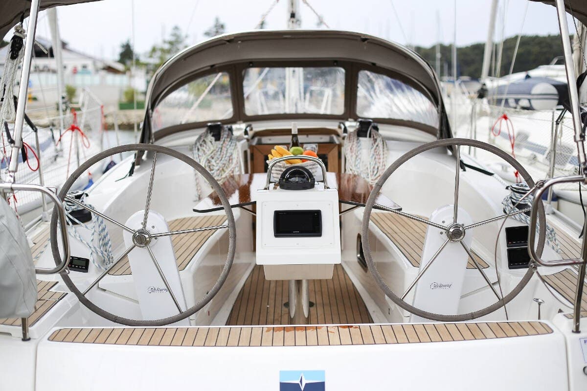 Bavaria 34 Cruiser - Deck View Bavaria 34 Cruiser - Deck View