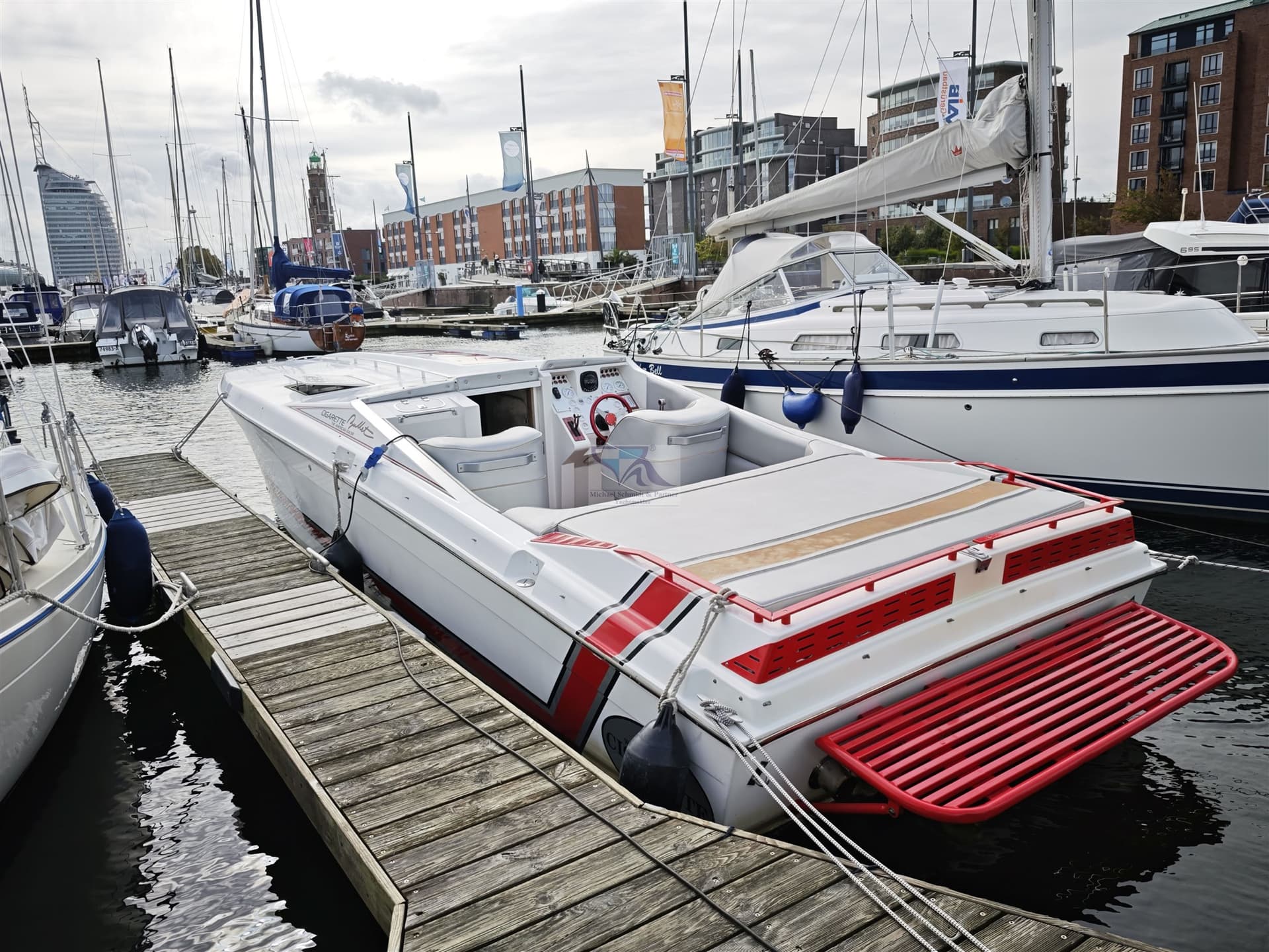 Cigarette R.T. Bullet 31 - Interior View Cigarette R.T. Bullet 31 - Interior View