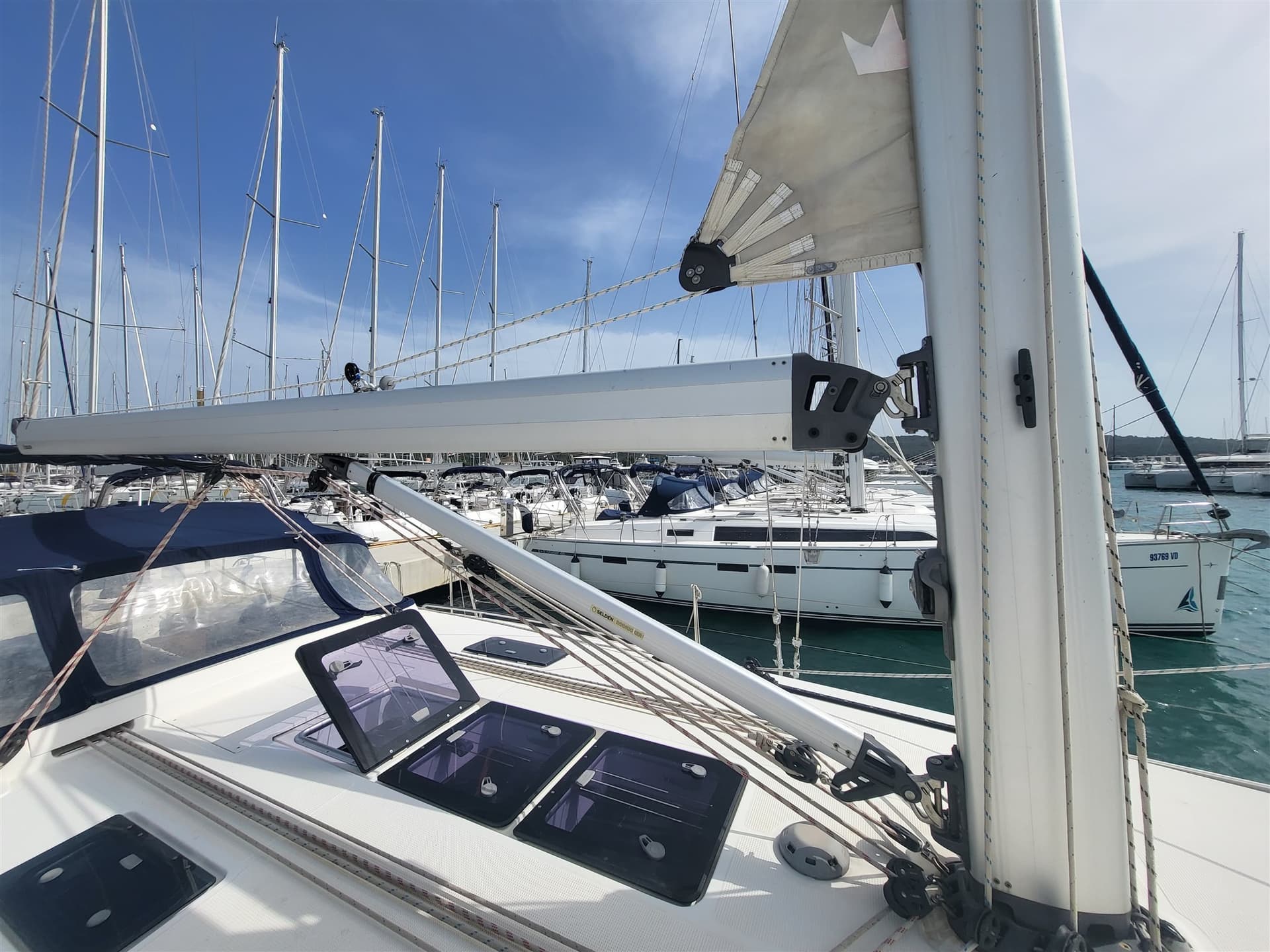 Bavaria 45 Cruiser - Deck View Bavaria 45 Cruiser - Deck View