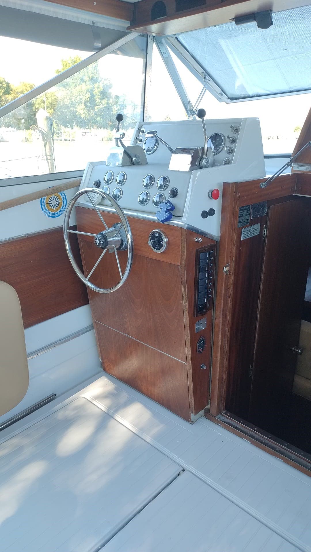 Chris Craft 31 Commander - Deck View Chris Craft 31 Commander - Deck View