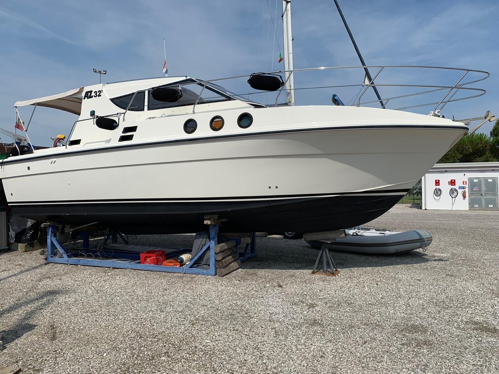 Azimut Az 32 - Interior View Azimut Az 32 - Interior View