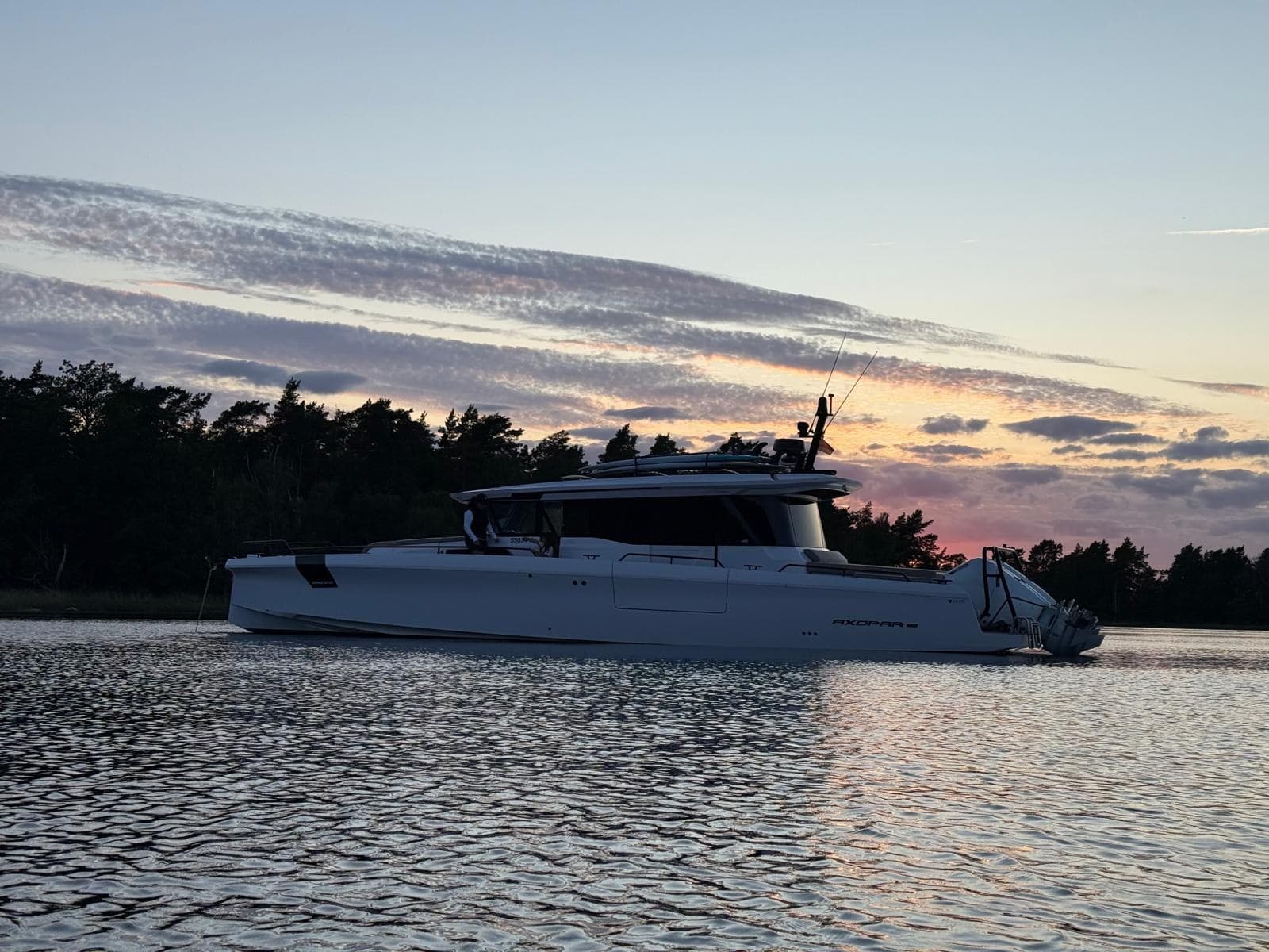 Axopar 45 Cross Cabin - Deck View Axopar 45 Cross Cabin - Deck View