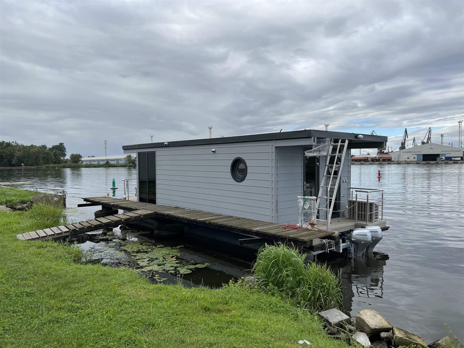 Aqua-House Hausboot Harmonia 340l - Deck View Aqua-House Hausboot Harmonia 340l - Deck View