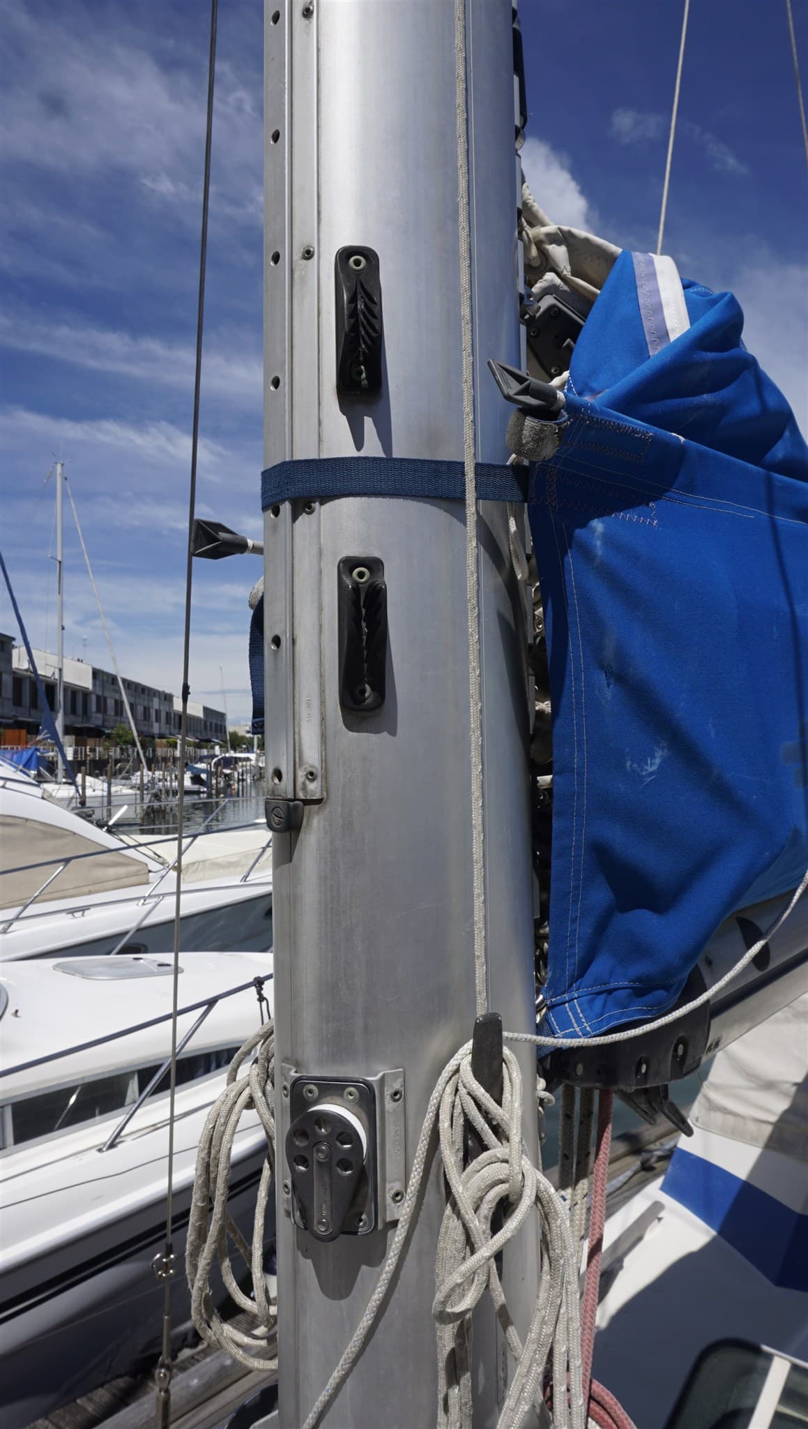 Hallberg Rassy 352 - Deck View Hallberg Rassy 352 - Deck View