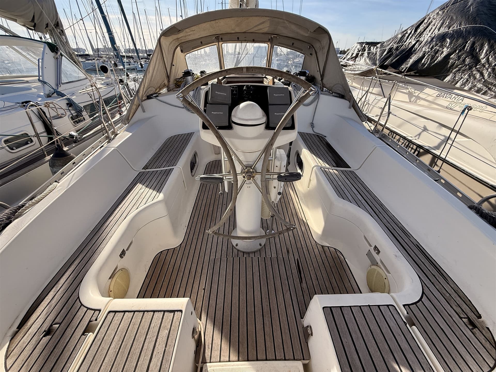 Jeanneau Sun Odyssey 42.2 - Deck View Jeanneau Sun Odyssey 42.2 - Deck View