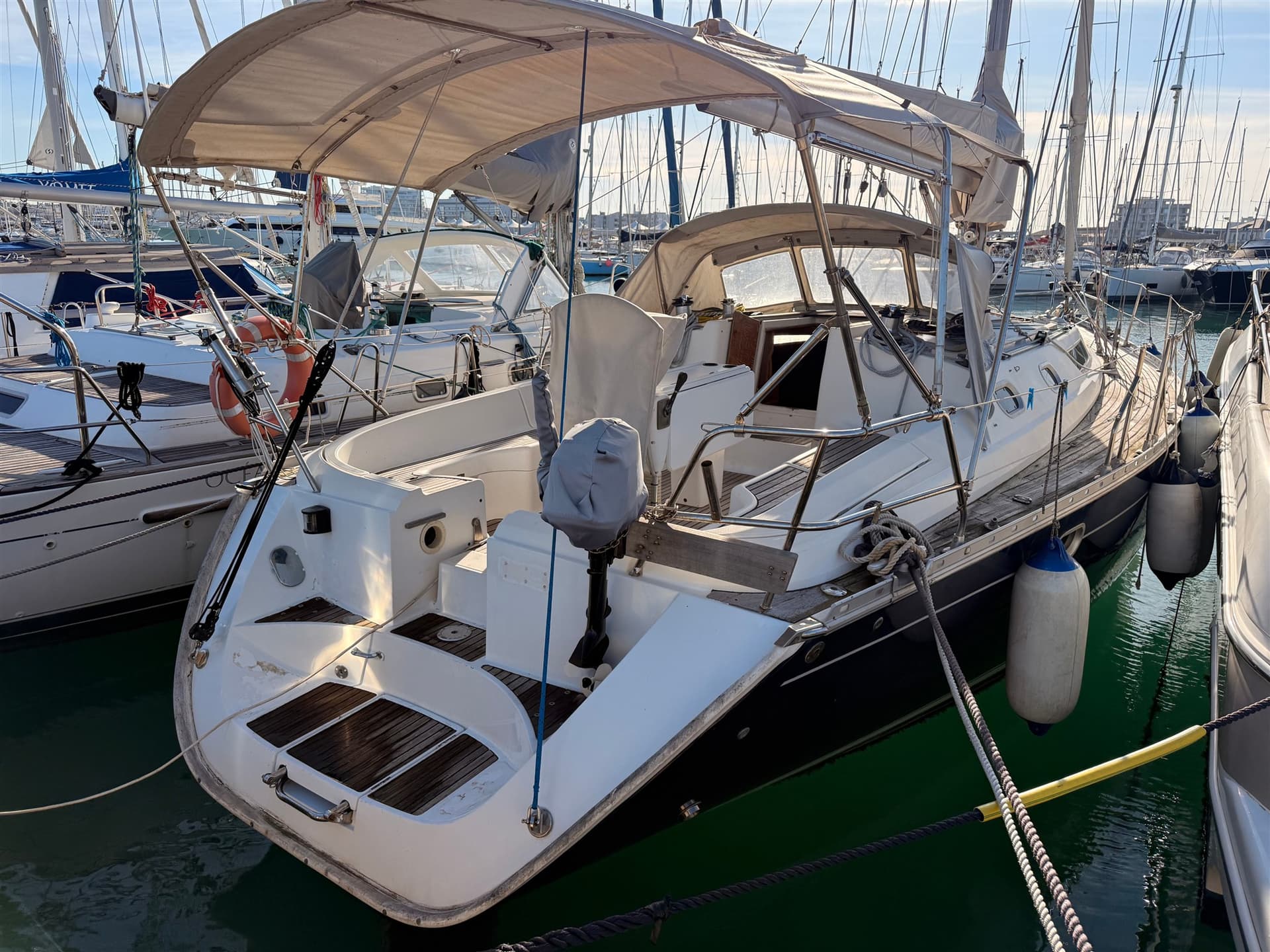 Jeanneau Sun Odyssey 42.2 - Interior View Jeanneau Sun Odyssey 42.2 - Interior View