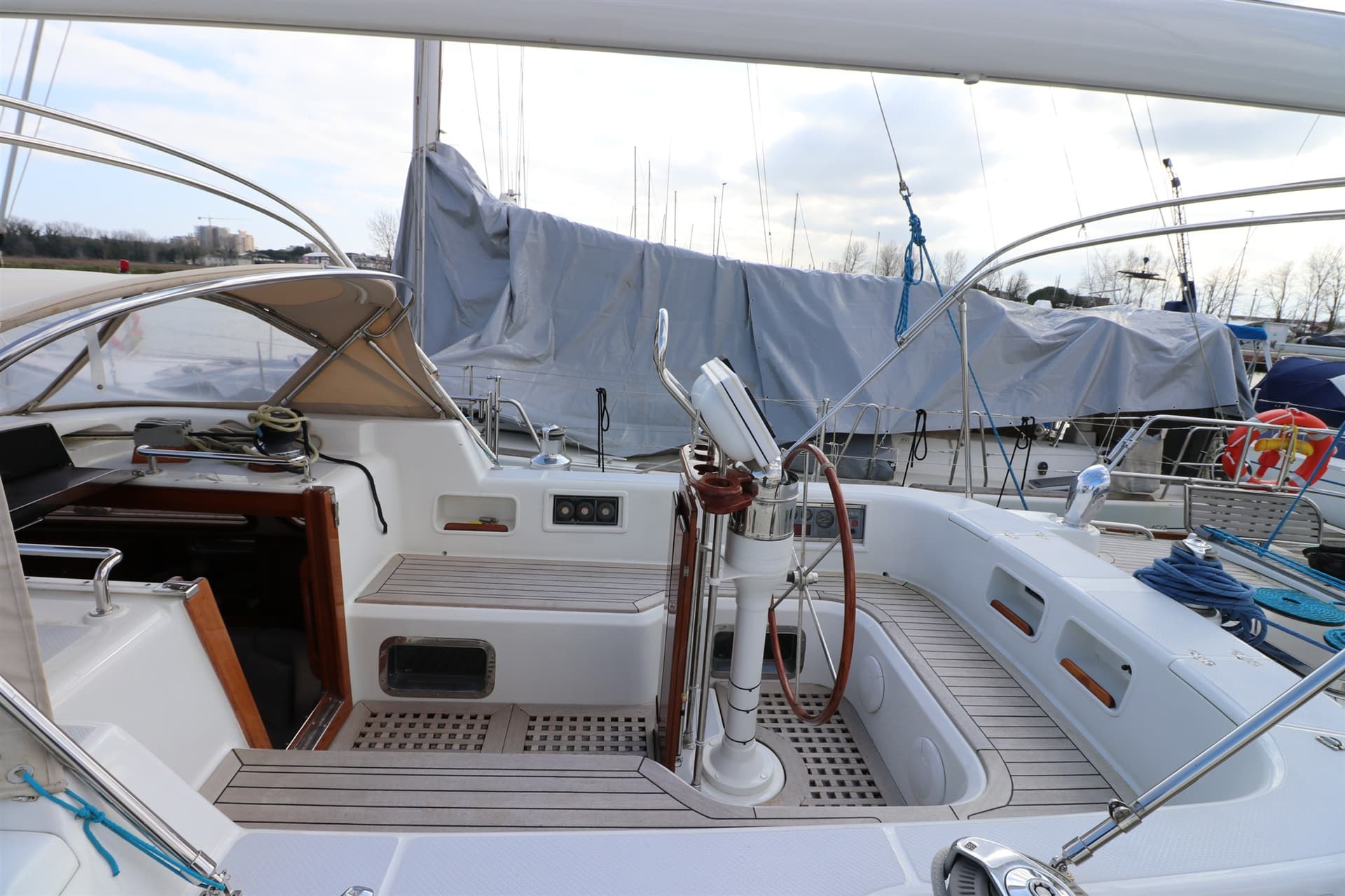 Hylas 54 - Deck View Hylas 54 - Deck View