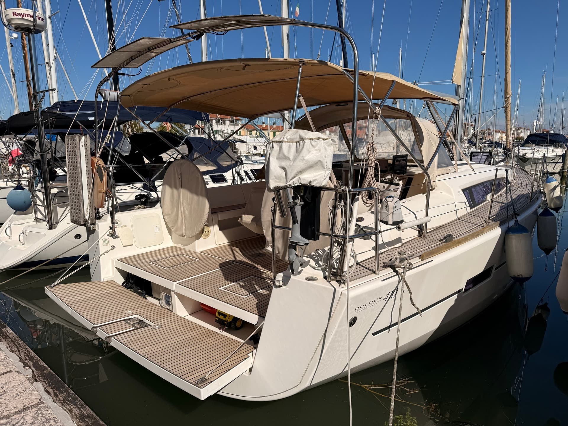 Dufour Yachts 410 Grand Large - Detail View 1 Dufour Yachts 410 Grand Large - Detail View 1